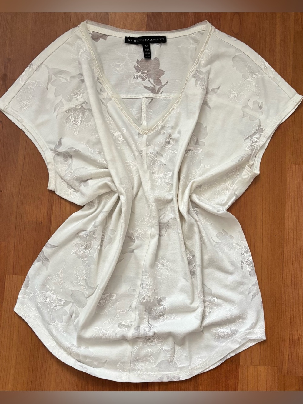 Women’s White House Black Market white floral blouse Size XS